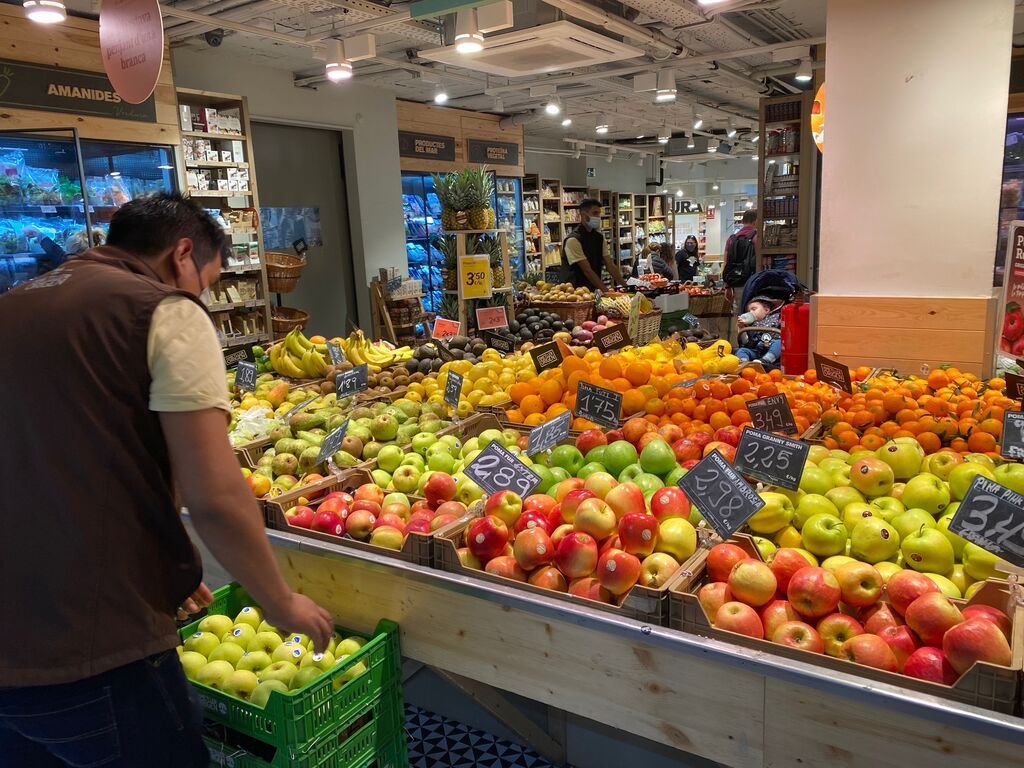 Exposición de la fruta como en un mercado tradicional. Sin plásticos.