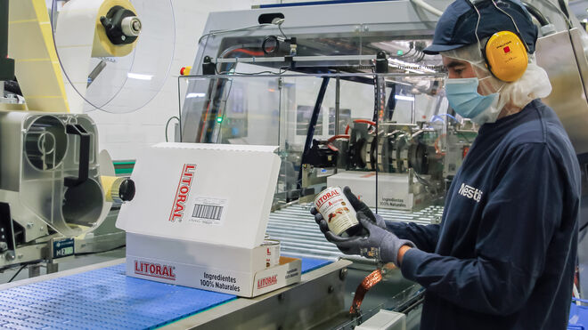 Nestlé invierte medio millón de euros para eliminar el plástico de su marca Litoral
