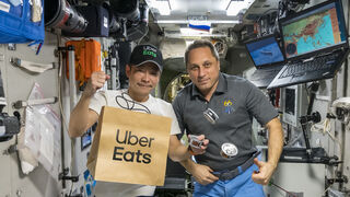 El delivery, hasta el infinito y más allá: Uber Eats realiza la primera entrega de comida en el espacio exterior