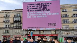 El sector porcino despliega una lona en la Puerta del Sol con el lema 'Orgullosos de los Ganaderos'