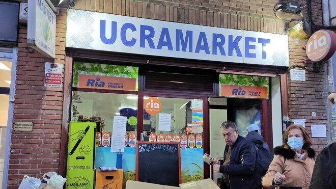Un supermercado ucraniano en Madrid recopila alimentos para sus compatriotas refugiados