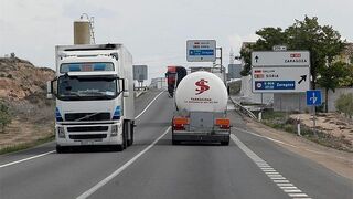 Gobierno y transportistas cierran un acuerdo de madrugada con rebaja en el carburante