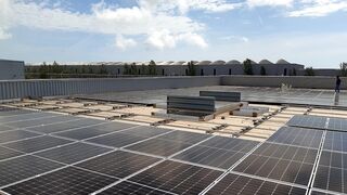 Makro instala paneles fotovoltaicos en su centro de Zona Franca (Barcelona)