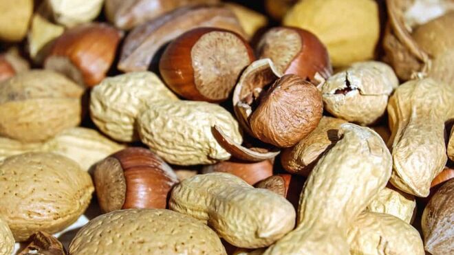 AESAN advierte a los alérgicos a los cacahuetes de la presencia de estos en once marcas de chocolate