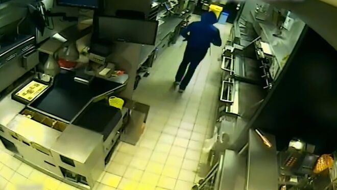 Detenido en Madrid un hombre que robaba en hamburgueserías haciendo un agujero en el techo