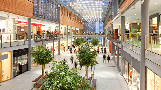 Los centros comerciales recuperan su actividad tras el desplome de 2020