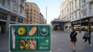 Una gran bandeja en el centro de Madrid reclama comedores escolares gratuitos