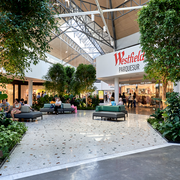 El centro comercial Westfield Parquesur luce su nueva decoración interior