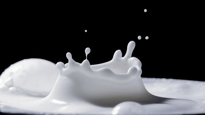 Los ecologistas ingleses dan otro paso en sus protestas: tirar la leche en los supermercados