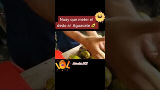Bronca viral entre un frutero mexicano y un cliente por hacerle un agujero a un aguacate