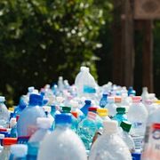 El gran consumo detecta aún "muchas dudas" en el impuesto al plástico