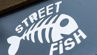 El restaurante Street Fish de Barcelona sirve mariscadas por menos de 14 euros