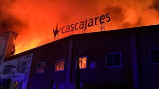 Las llamas devoran la fábrica de Cascajares