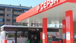 Carrefour rompe la exclusividad con Cepsa y lleva sus tiendas a Repsol y BP