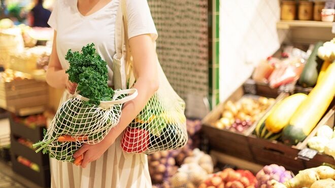 Los supermercados avisan de que el impuesto al plástico diluye la rebaja de la cesta básica