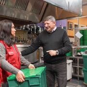 Vegalsa-Eroski dona alimentos a entidades sociales para celebrar el Día del Padre