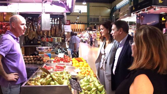 Los mercados municipales, un "modelo comercial de futuro" según el ministro Planas