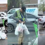 El ingenio de un cliente de Walmart para cargar con todas sus bolsas de la compra