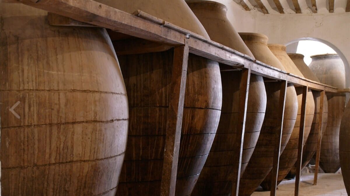 Las tinajas de barro conectan el vino al sabor del terruño