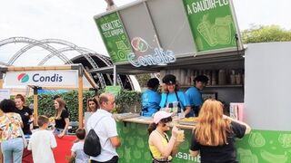 Condis prepara más de 600 combinaciones de fruta en su food truck inclusiva