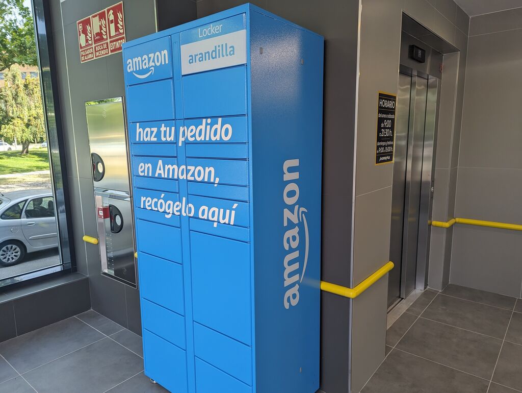 Armario para recoger pedidos de Amazon junto a ascensor