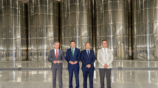 El presidente de la Junta de Andalucía visita la nueva bodega de Oleoestepa
