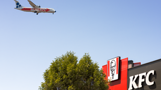KFC presenta su nuevo restaurante en Tenerife con una acción de 'altura'