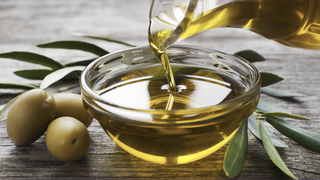 El aceite de oliva registra una subida del 45% en los grandes supermercados españoles, según estudio