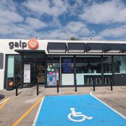 Fotos del nuevo concepto de tienda y cafetería Hub de las estaciones de servicio Galp