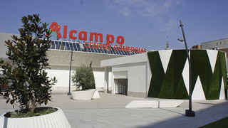 Imagen del  centro comercial Alcampo de Moratalaz, donde se está ultimando la apertura.