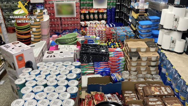 La Guardia Civil inmoviliza 118.000 productos de alimentación y cosmética en una conocida cadena de supermercado
