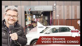 Olivier Dauvers enseña el 'Drive peatón' de Qomod en Lille (Francia).