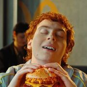 McDonald's y Risi presentan la nueva hamburguesa McExtreme Cheesy Risketos
