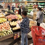 Los alimentos moderan la subida de precios en octubre, pero la confianza vuelve a caer