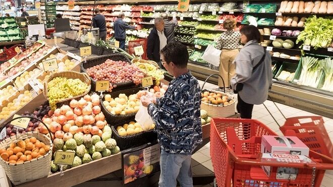 Los alimentos moderan la subida de precios en octubre, pero la confianza vuelve a caer