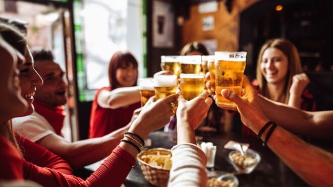 Beber fuera de casa ‘se hace caro’: la demanda cayó el 1,4% en 2023 por la subida de los precios