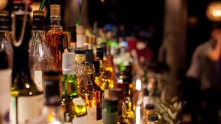 El consumo de bebidas espirituosas cayó el 5,9% en 2023, casi el doble de las previsiones del sector