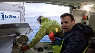 José Elías muestra cómo se pesca el bacalao de La Sirena