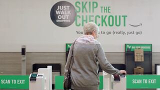 La nueva generación de supermercados de Amazon apuesta por carritos inteligentes y dice adiós al pago automático