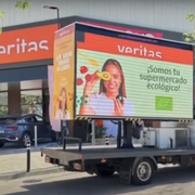 Veritas se apunta al 'street marketing' para presentar su nueva tienda en Estepona