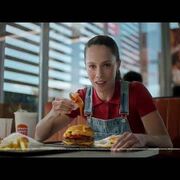 Burger King lanza  la nueva hamburguesa Cheddar Wave, para 'sumergirse' en queso