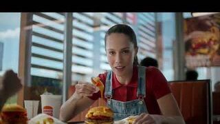 Burger King invita a sus fans a 'sumergirse' en queso con la nueva Cheddar Wave